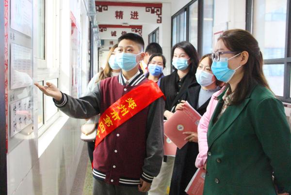 展示班名、班歌、班徽、班级誓词