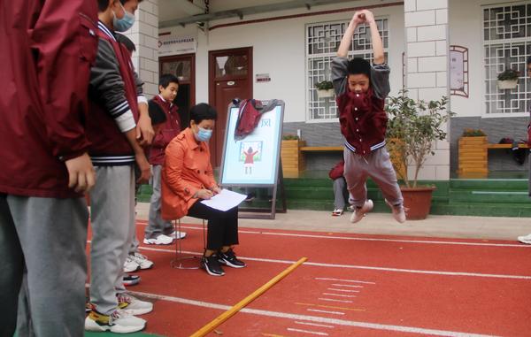 男生立定跳远测试