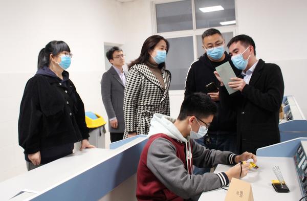 观摩组专家聆听LED社团老师的讲解