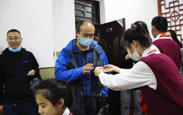 专家组的老师参加茶艺社互动