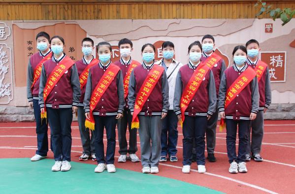 班主任张君妹老师与礼仪队合影