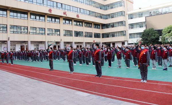 全体同学向国旗敬礼