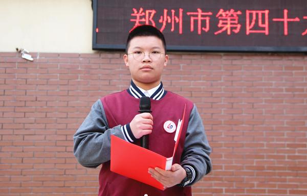 闫明澳主持升旗仪式