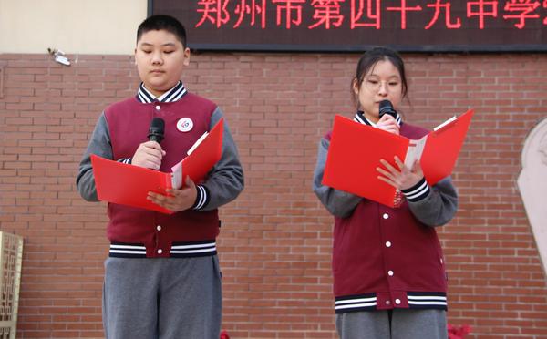 周逸菲 王银辉同学做国旗下演讲