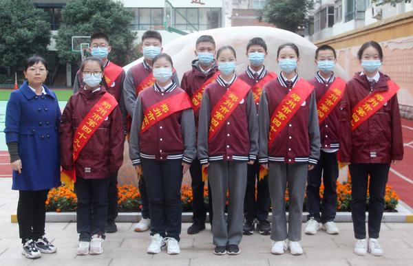 班主任元施艳老师与礼仪队合影