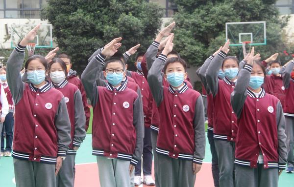 全体学生向国旗敬礼