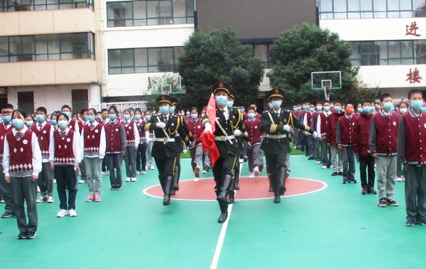 郑州49中举行室外升旗仪式