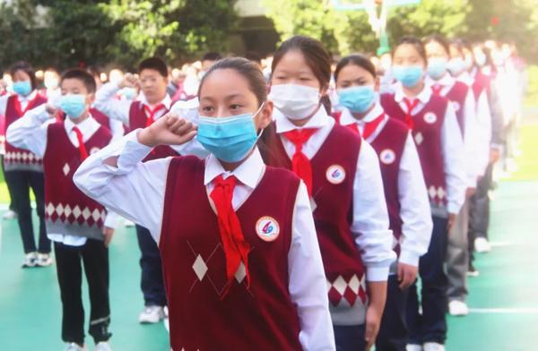 全体七年级新生进行集体宣誓