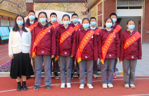 班主任与礼仪队合影