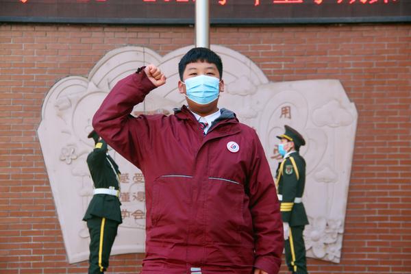 肖子杨带领全体师生进行宣誓 (1)