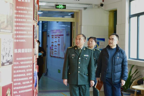 4高国全参观学校的党史教育文化长廊