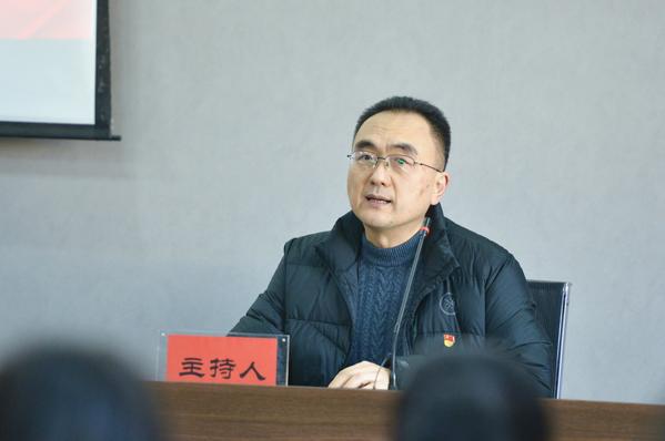 郑州49中党支部书记常晋波主持会议