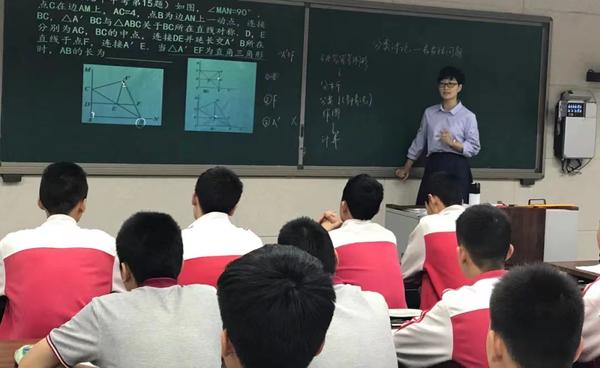 省级示范课一等奖获得者谢楠老师正在给学生授课