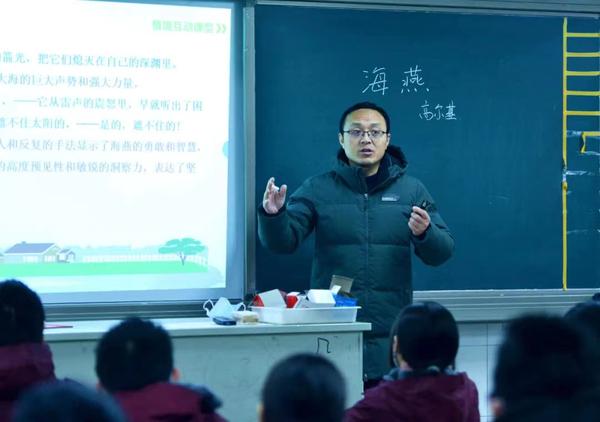 郑州市“十佳班主任”提名奖获得者彭建杰老师正在给学生授课