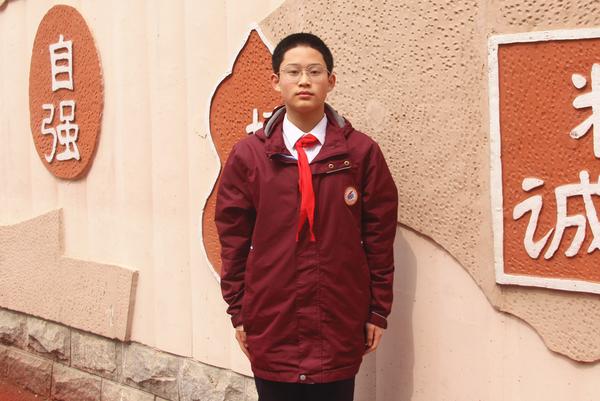 李风润主持升旗仪式