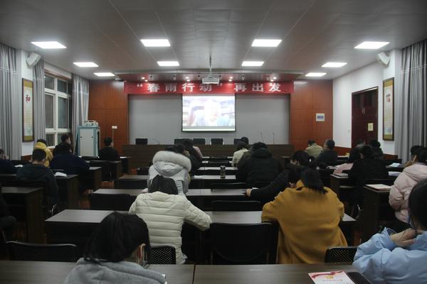 中国心理学会心理讲师总督导王纪琼通过视频连线方式为现场党员老师们做培训