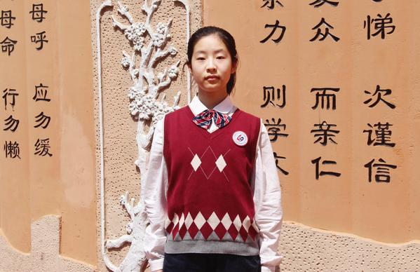 贾一诺主持升旗仪式