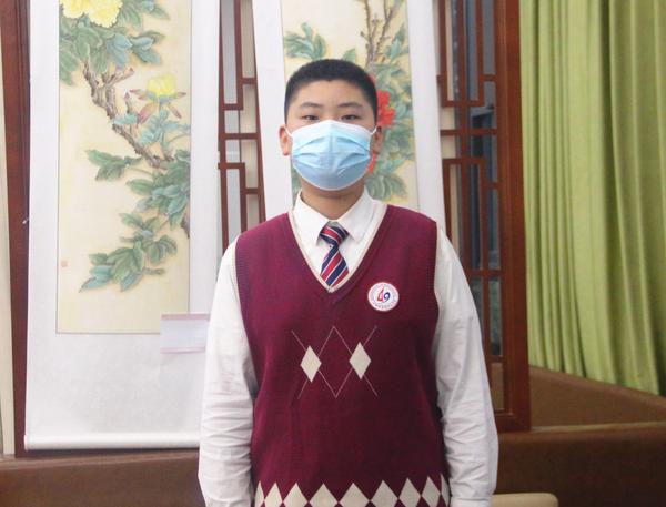 王银辉主持升旗仪式