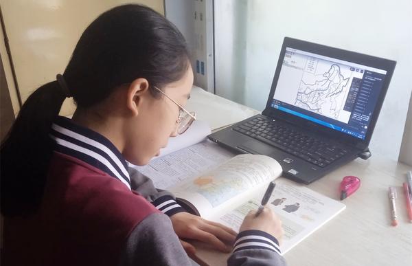 郑州49中学生线上学习 (1)