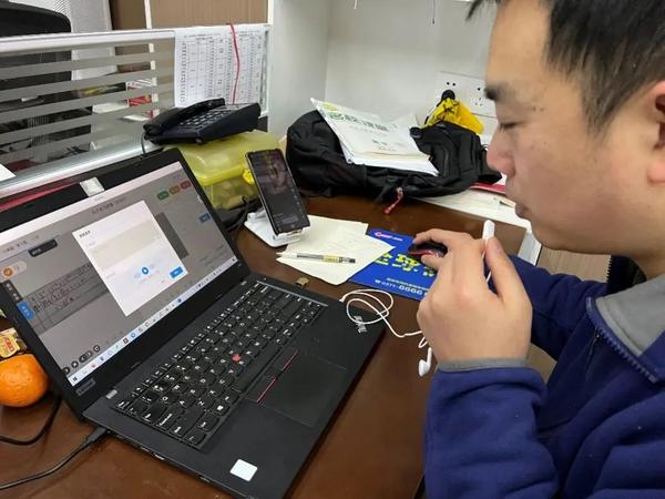 耿老师正在语音点评作业