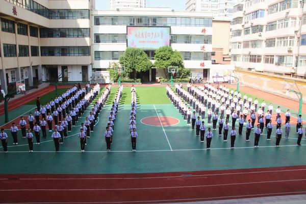郑州49中举行2022级新生建队仪式