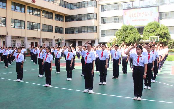 全体七年级新生向国旗敬礼