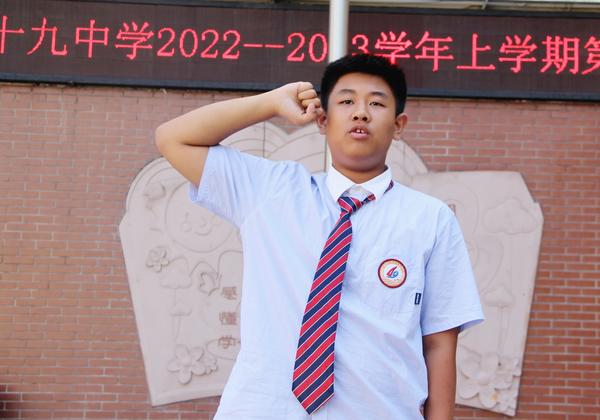 陈庚同学带领全体师生面向国旗宣誓