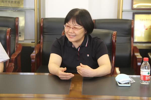 郑州49中校长张永红表示欢迎大家常回母校看看