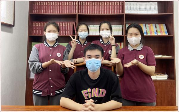 与最喜欢的老师合影 (23.1)