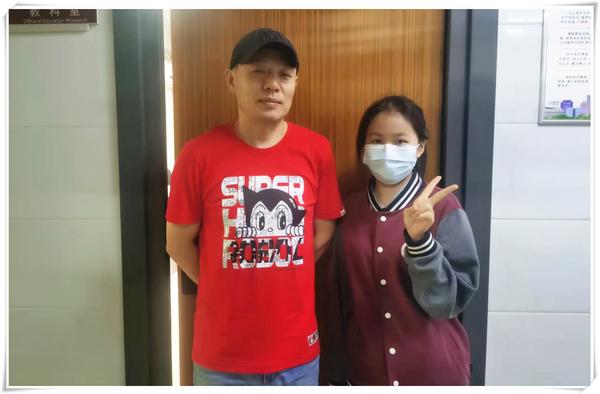 我与老师合张影 (34)