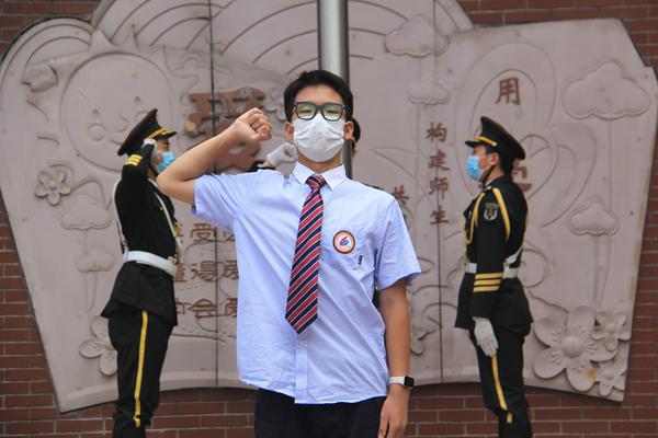 张书翰同学带领大家面向国旗宣誓