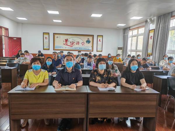 全体教职工认真聆听并记录笔记