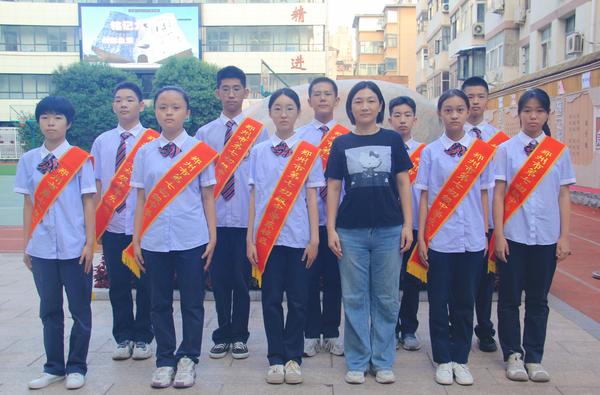 敏学二班礼仪队