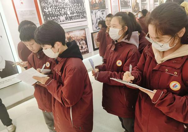 8同学们参观学习雷锋精神主题展示馆 (5)