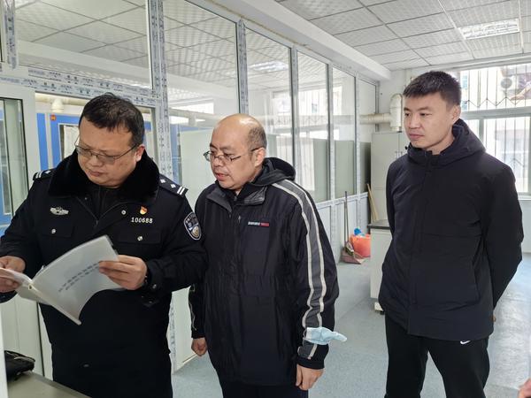 5郑州市第七初级中学东校区副校长徐光辉陪同民警，对学校危化品存放进行检查