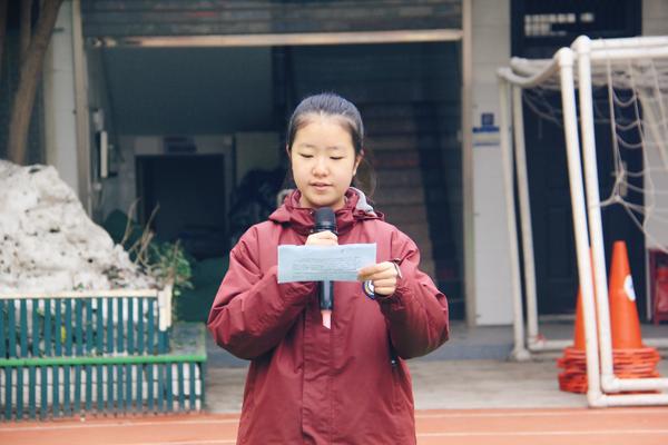 2.学生赵晏菱主持散学典礼