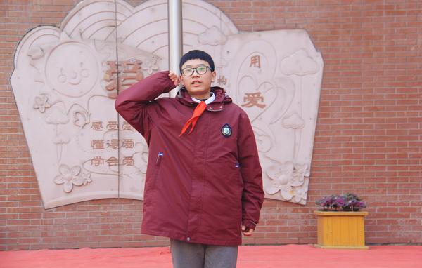 5桑子凯同学带领全体师生进行宣誓