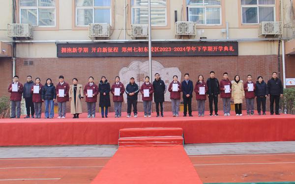 13王海勤校长颁发八年级“昭德奖学金”奖