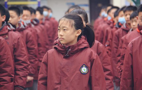 全体学生认真聆听