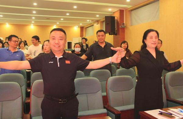 4教师参加现场游戏