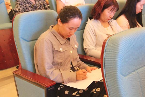 7认真绘画“雨中人”