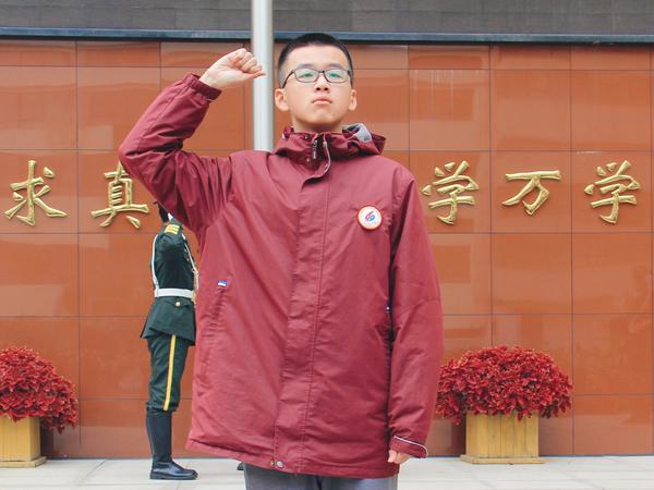 4、李雨泽同学带领全体师生宣誓