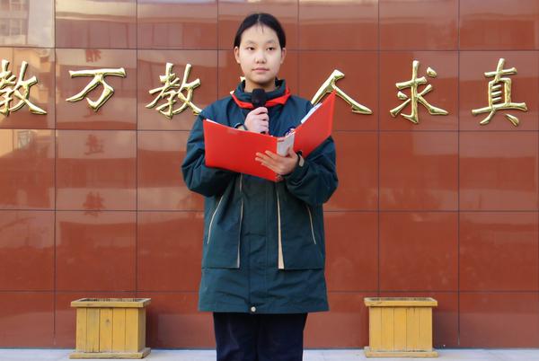 3陈和玉同学主持升旗仪式