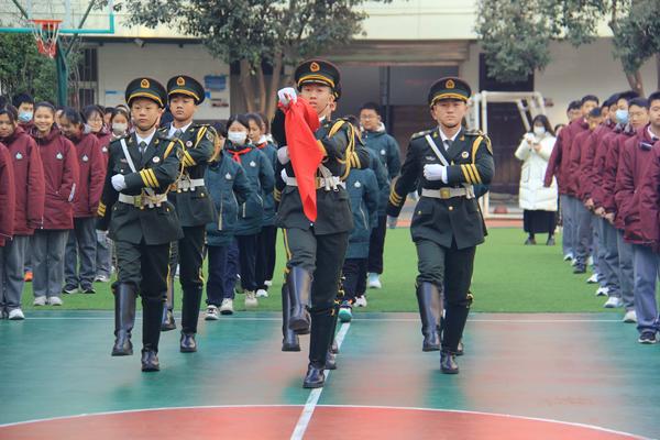 2校国旗班与凌云四班学生代表执行升旗仪式