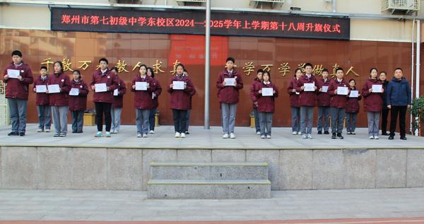 6、党支部书记楚东升、校长王海勤为九年级月考前十名和突出进步生颁奖