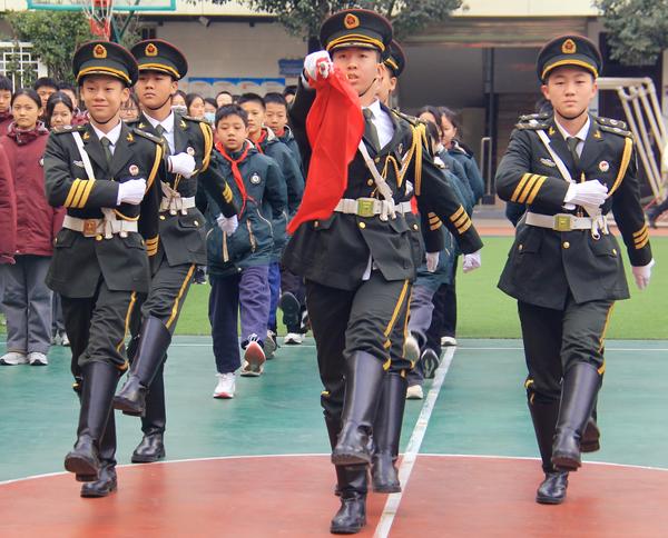 2校国旗班与翱翔五班学生代表执行升旗仪式