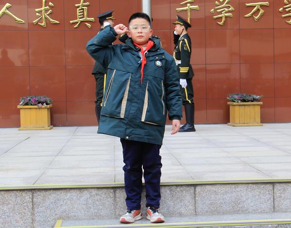 4张家泽同学带领全体师生宣誓