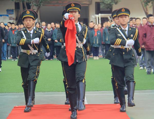 2国旗护卫队以饱满的热情执行第一次升旗任务