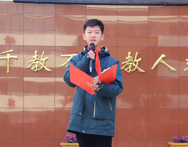 3金泽明同学主持开学典礼