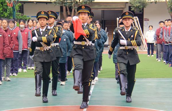 2校国旗班与行至六班学生代表执行升旗仪式